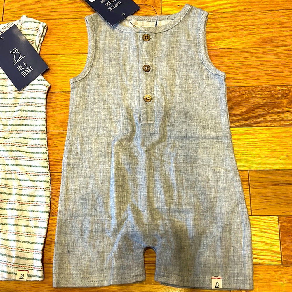 Boys rompers with 4 buttons and snap closure
